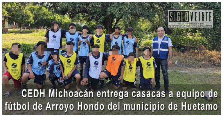 CEDH Michoacán entrega casacas a equipo de fútbol de Arroyo Hondo del municipio de Huetamo