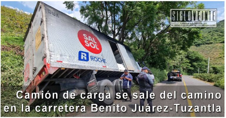 Camión de carga se sale del camino en la carretera Benito Juárez-Tuzantla