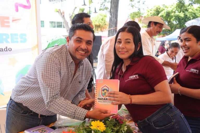 Entrega Fernando Ocampo 439 paquetes de útiles escolares a estudiantes de CONAFE en Tuzantla