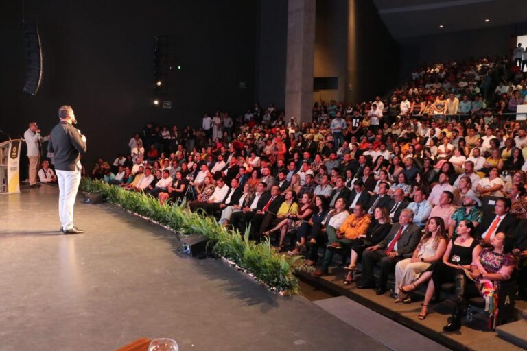 Octavio Ocampo presenta su primer informe en Zitácuaro