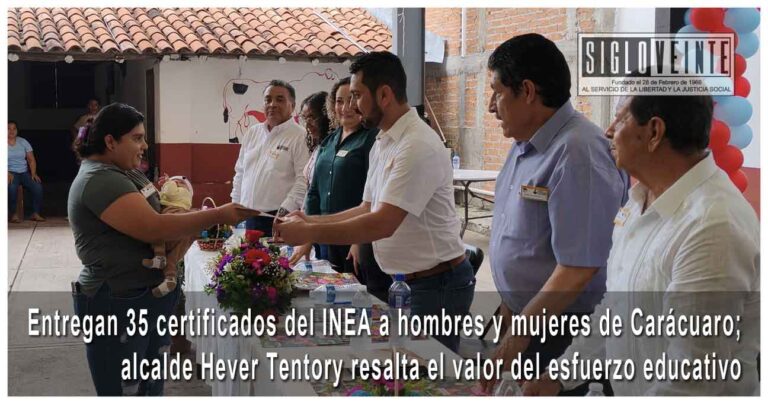 Entregan 35 certificados del INEA a hombres y mujeres de Carácuaro; alcalde Hever Tentory resalta el valor del esfuerzo educativo