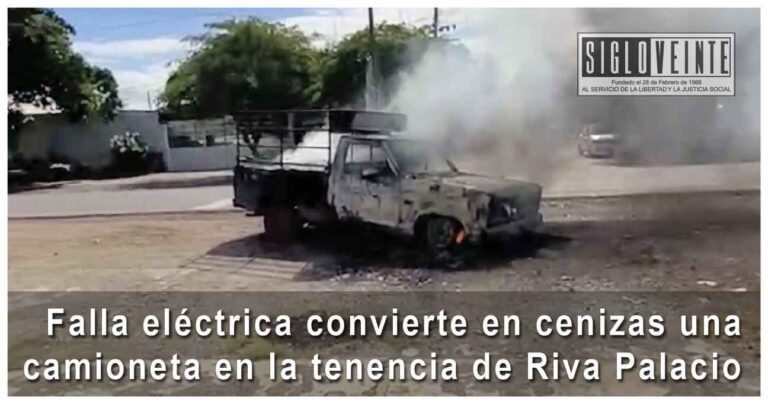 Falla eléctrica convierte en cenizas una camioneta en la tenencia de Riva Palacio