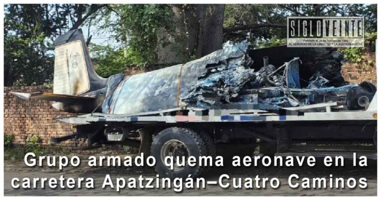 Grupo armado quema aeronave en la carretera Apatzingán–Cuatro Caminos