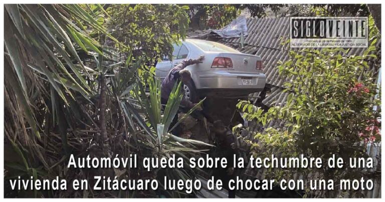 Automóvil queda sobre la techumbre de una vivienda en Zitácuaro luego de chocar con una moto