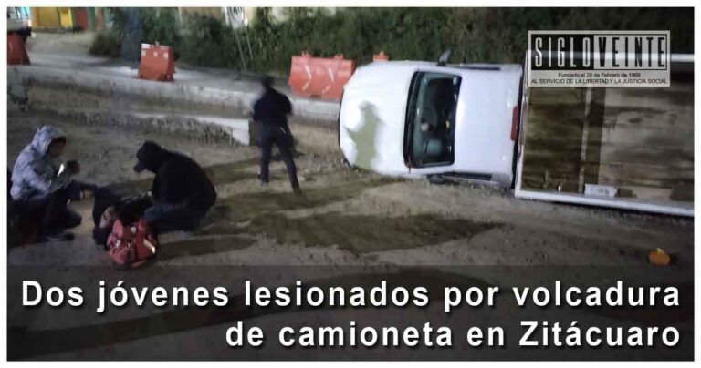 Dos jóvenes lesionados por volcadura de camioneta en Zitácuaro