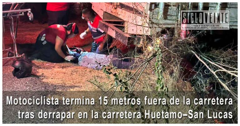 Motociclista termina 15 metros fuera de la carretera tras derrapar en la carretera Huetamo–San Lucas