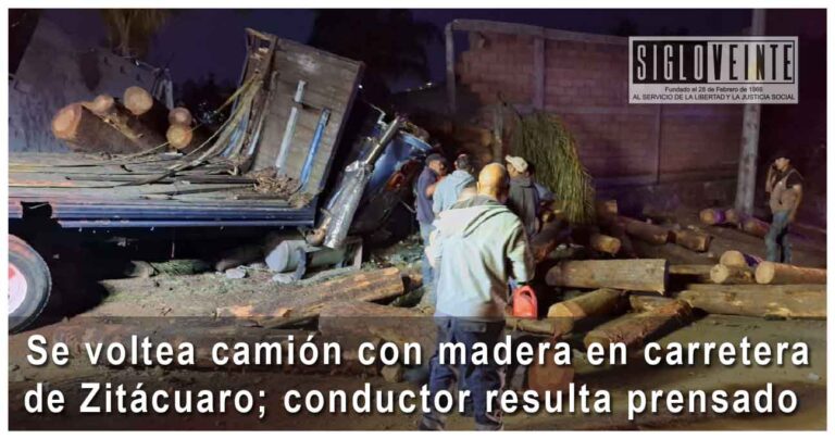 Se voltea camión con madera en carretera de Zitácuaro; conductor resulta prensado