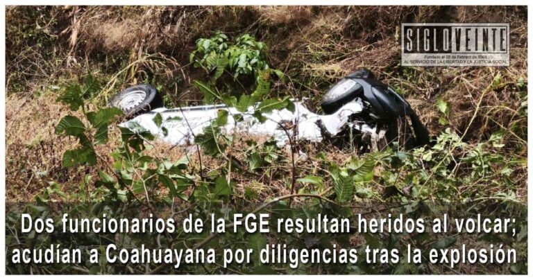 Dos funcionarios de la FGE resultan heridos al volcar; acudían a Coahuayana por diligencias tras la explosión
