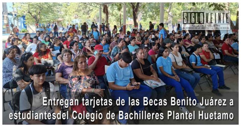 Entregan tarjetas de las Becas Benito Juárez a estudiantes del Colegio de Bachilleres Plantel Huetamo