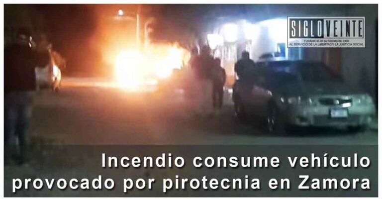 Incendio consume vehículo provocado por pirotecnia en Zamora
