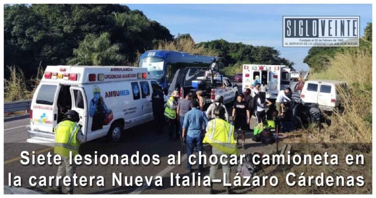 Siete lesionados al chocar camioneta en la carretera Nueva Italia–Lázaro Cárdenas