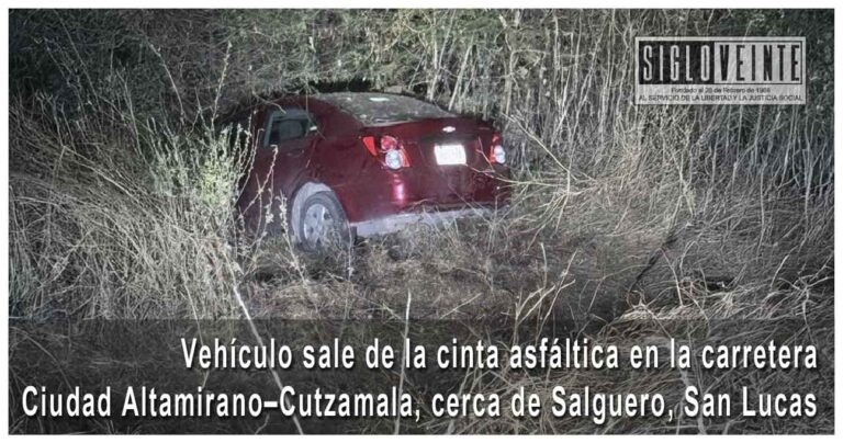 Vehículo sale de la cinta asfáltica en la carretera Ciudad Altamirano–Cutzamala, cerca de Salguero municipio de San Lucas