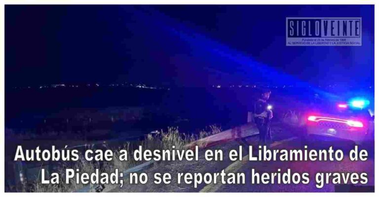 Autobús cae a desnivel en el Libramiento de La Piedad; no se reportan heridos graves