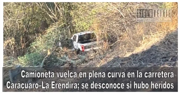 Camiooneta vuelca en plena curva en la carretera Carácuaro–La Eréndira; se desconoce si hubo heridos