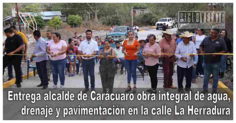 Entrega alcalde de Carácuaro obra integral de agua, drenaje y pavimentación en la calle La Herradura