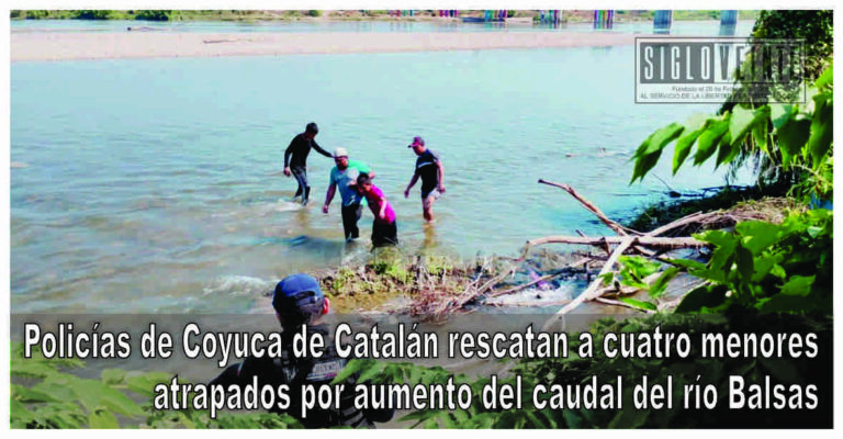Policías de Coyuca de Catalán rescatan a cuatro menores atrapados por aumento del caudal del río Balsas