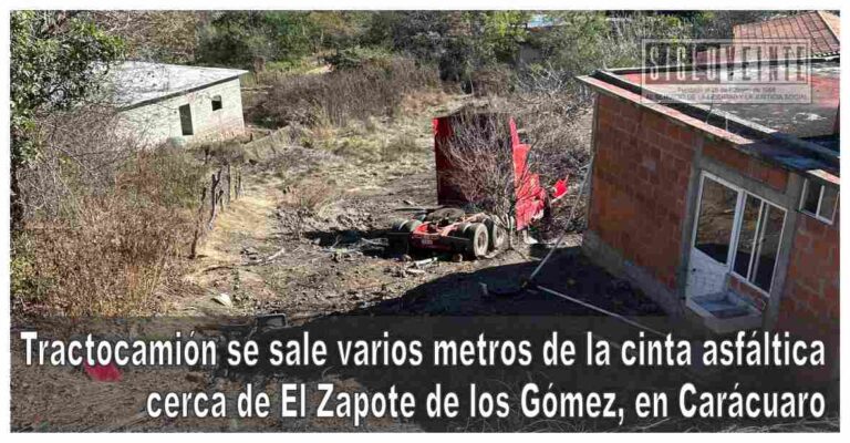 Tractocamión se sale varios metros de la cinta asfáltica cerca de El Zapote de los Gómez, en Carácuaro
