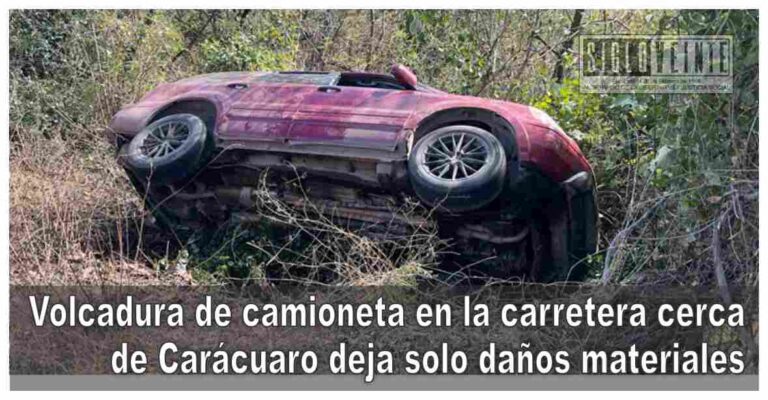 Volcadura de camioneta en la carretera cerca de Carácuaro deja solo daños materiales