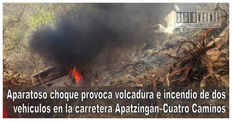 Aparatoso choque provoca volcadura e incendio de dos vehículos en la carretera Apatzingán–Cuatro Caminos
