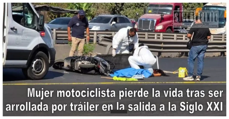 Mujer motociclista pierde la vida tras ser arrollada por tráiler en la salida a la Siglo XXI