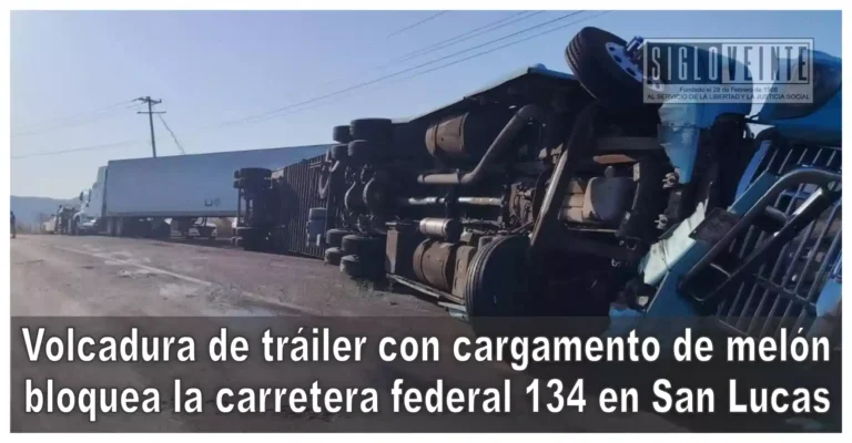 Volcadura de tráiler con cargamento de melón bloquea la carretera federal 134 en San Lucas
