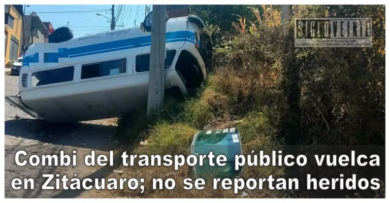 Combi del transporte público vuelca en Zitácuaro; no se reportan heridos