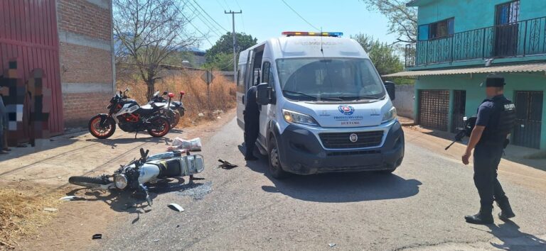 Accidente entre motocicleta y vehículo deja a joven lesionado en Huetamo