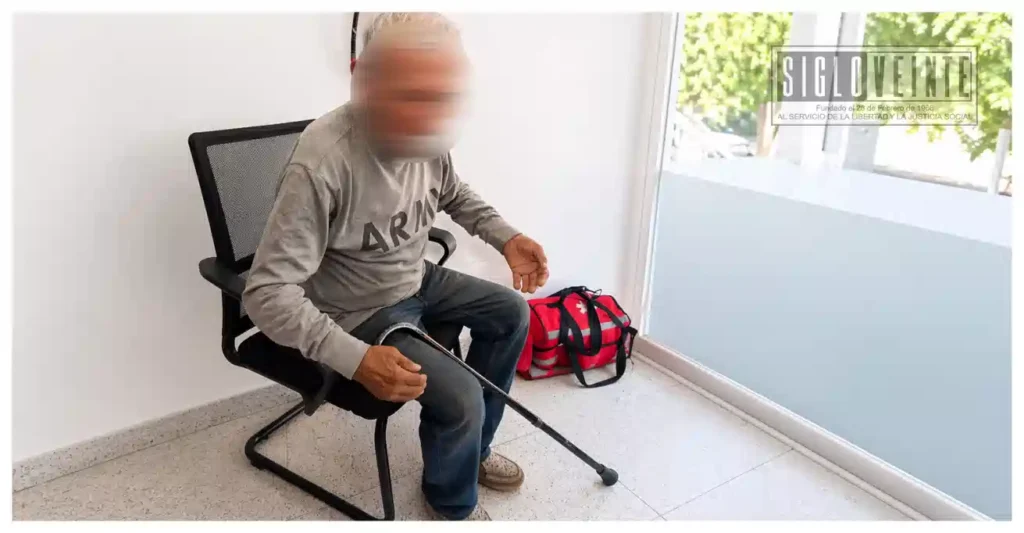 Adulto mayor resulta con malestares tras volcadura en su motocicleta eléctrica en Huetamo