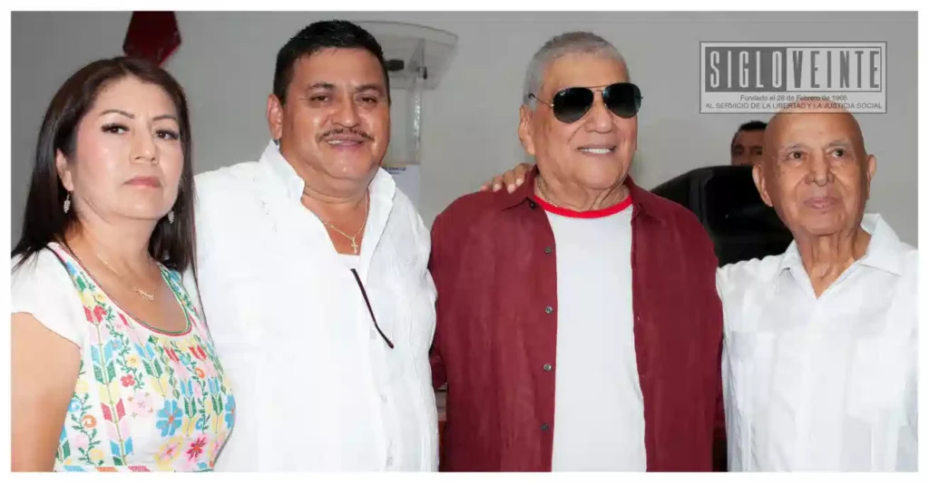 Alcalde de Zirándaro distingue a Teobaldo González y Martín Urieta por su aporte cultural