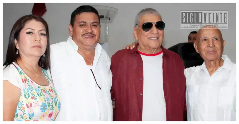 Alcalde de Zirándaro distingue a Teobaldo González y Martín Urieta por su aporte cultural