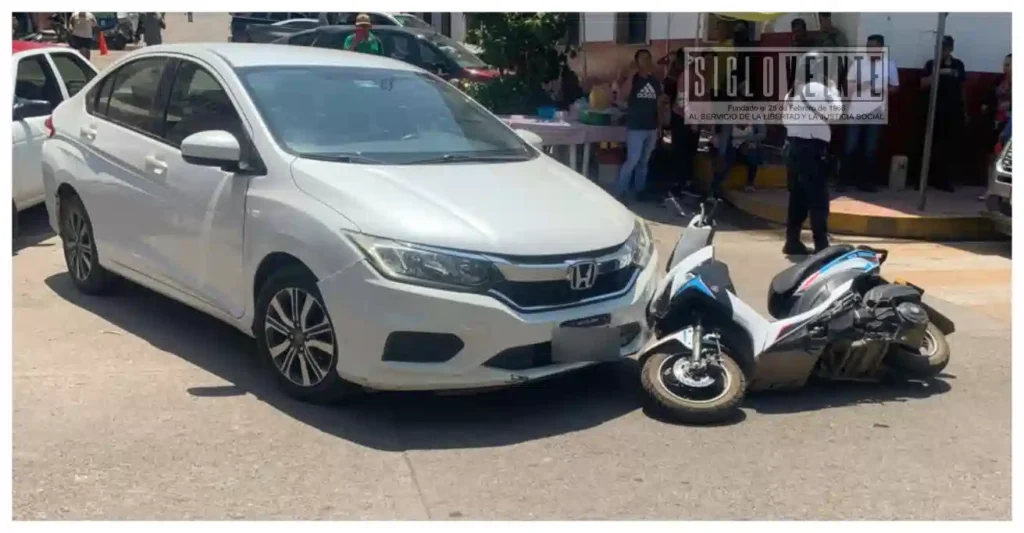 Choque entre automóvil y motocicleta en el centro de Huetamo deja saldo sin lesionados graves