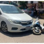 Choque entre automóvil y motocicleta en el centro de Huetamo deja saldo sin lesionados graves