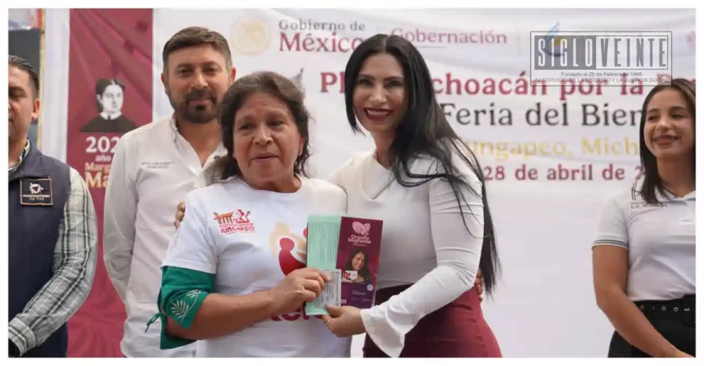 Entrega la alcalde Norma Yáñez visas del programa REFAMI a adultos mayores en Jungapeo