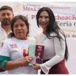 Entrega la alcalde Norma Yáñez visas del programa REFAMI a adultos mayores en Jungapeo
