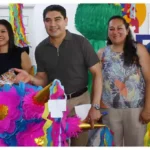 Entregan Pablo Varona y DIF de Huetamo, piñatas y dulces a escuelas de Huetamo por el Día del Niño