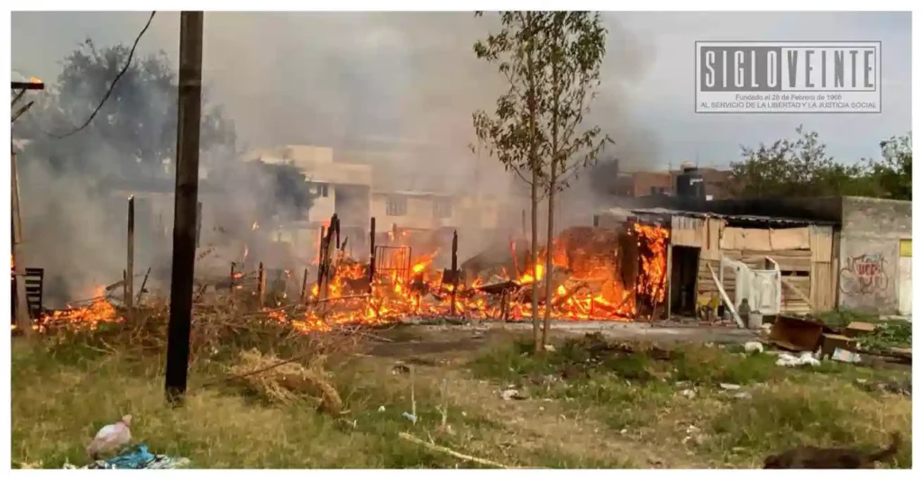 Incendio consume tres viviendas de madera en zona poniente de Morelia
