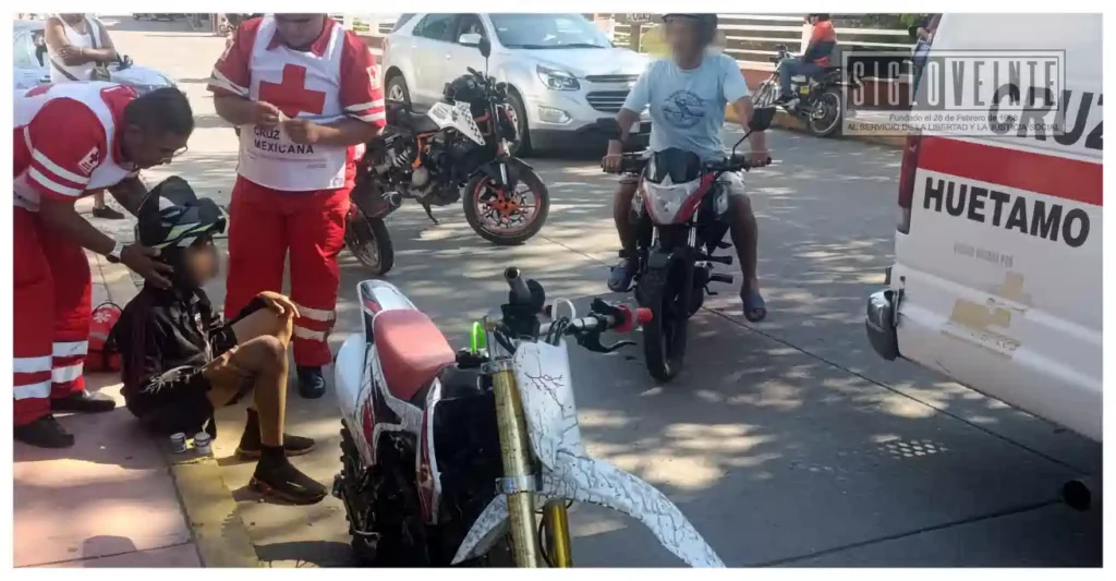 Menor motociclista resulta lesionado tras choque con auto en la Avenida Madero Norte de Huetamo