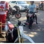 Menor motociclista resulta lesionado tras choque con auto en la Avenida Madero Norte de Huetamo