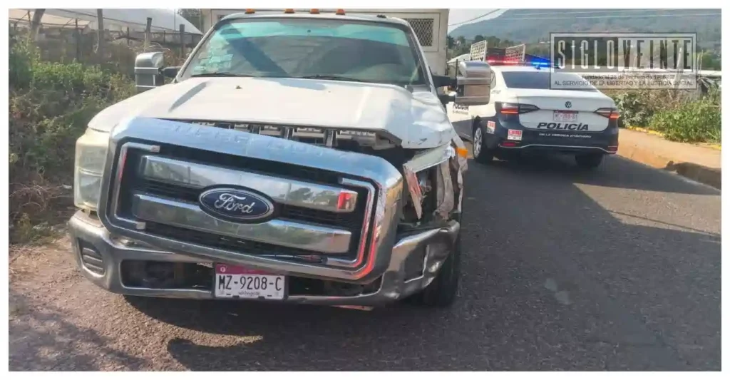 Motociclista fallece tras chocar de frente con camioneta en Zitácuaro