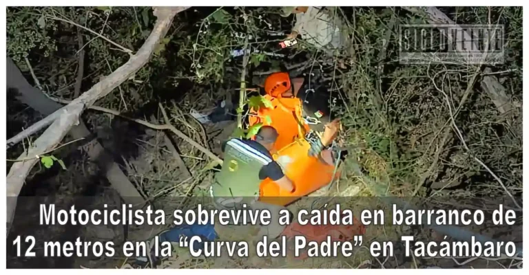 Motociclista sobrevive a caída en barranco de 12 metros en la “Curva del Padre” en Tacámbaro