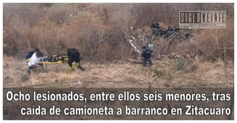 Ocho lesionados, entre ellos seis menores, tras caída de camioneta a barranco en Zitácuaro