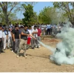 Protección Civil de Huetamo capacita a estudiantes de la Escuela Preparatoria Lic. Benito Juárez en uso de extintores