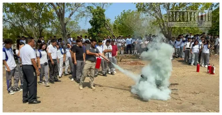 Protección Civil de Huetamo capacita a estudiantes de la Escuela Preparatoria Lic. Benito Juárez en uso de extintores