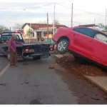 Vehículo cae en obra en construcción sobre la Avenida Madero Norte en Huetamo