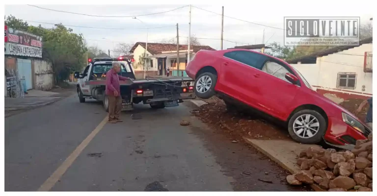 Vehículo cae en obra en construcción sobre la Avenida Madero Norte en Huetamo