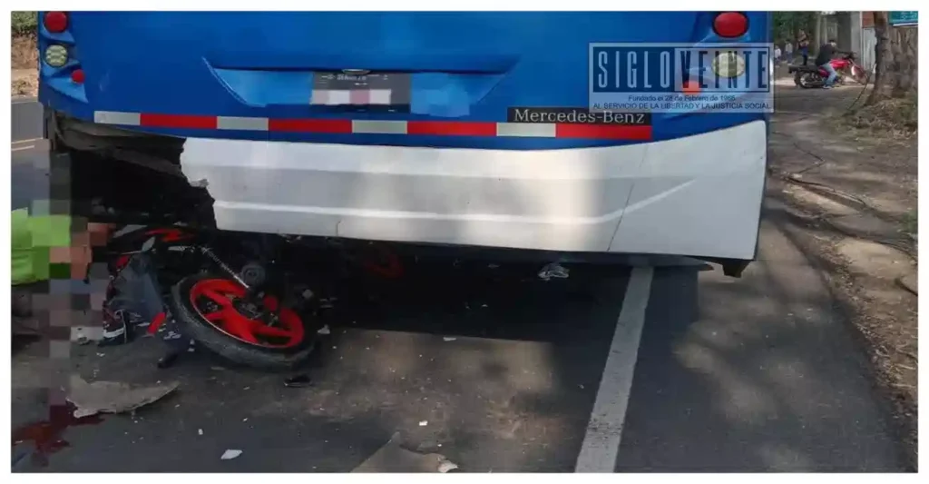 Choque entre motocicleta y autobús deja un lesionado grave en Zitácuaro