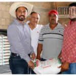 Con la entrega de fertilizante estamos beneficiando a 315 productores en Carácuaro: Hdever Tentory