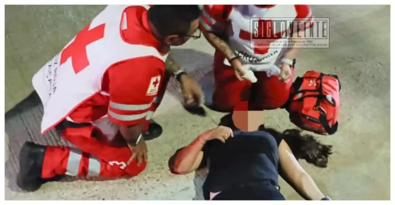 Derrape de motocicleta deja a una mujer lesionada frente la Unidad Deportiva de Cútzeo en Huetamo