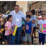 Entrega de juguetes en La Parota reúne a familias de Zirándaro por el Día del Niño