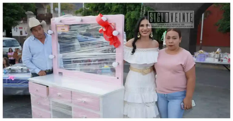 La alcaldesa de Jungapeo celebra a las madres con música y reconocimiento en el Jardín Municipal